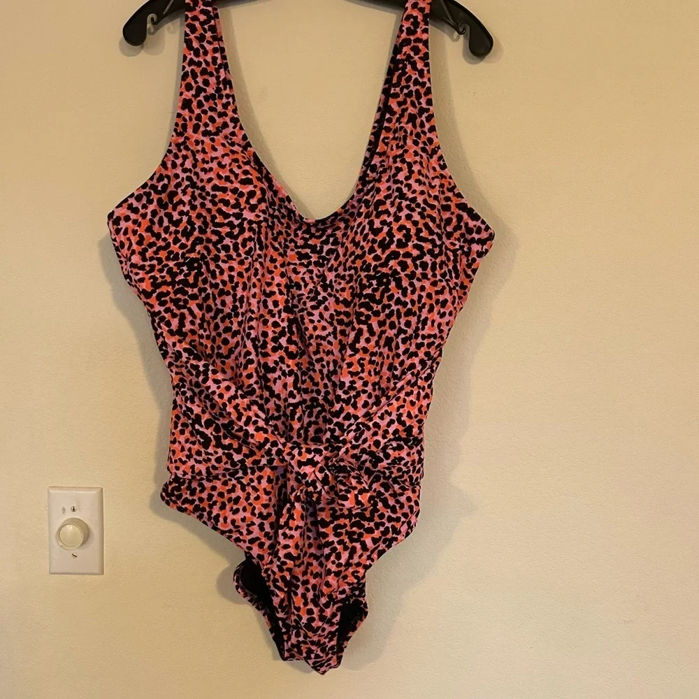 NWT Fabletics 4X Scoop Tie Back Shaping One-Piece Swimsuit Animal Print